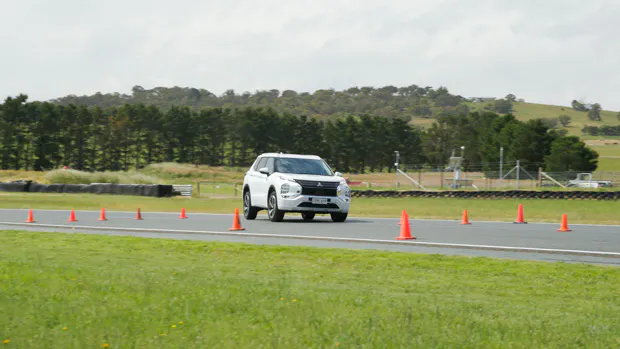 Mitsubishi Outlander 2022 Swerve