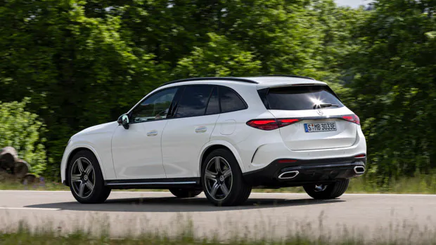 Mercedes-Benz GLC 2023 AMG Line white