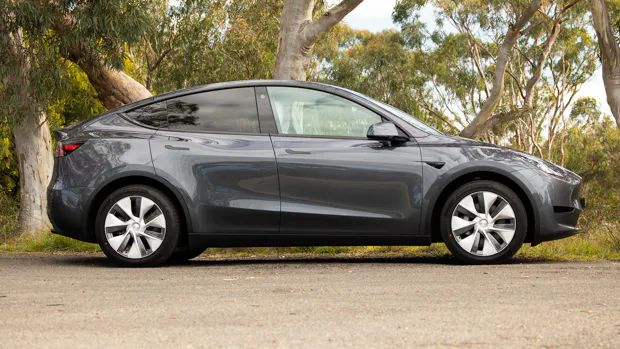 Tesla Model Y 2022 midnight silver side profile