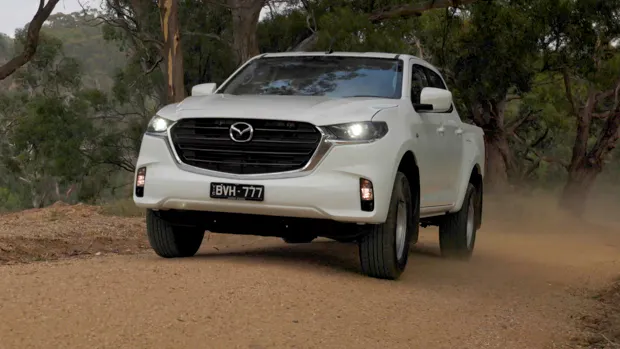 Mazda BT-50 1.9 XS 2022 driving 2