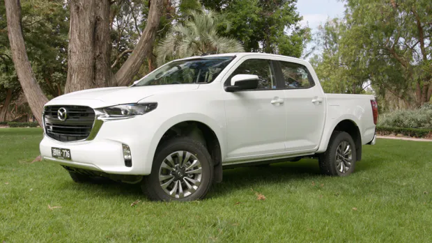 Mazda BT-50 1.9 XS 2022 front 3/4