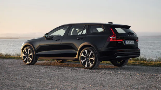 Volvo V60 Cross Country 2022 rear 3/4