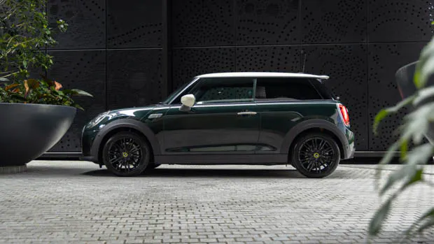 Mini Electric Resolute 2022 side angle static