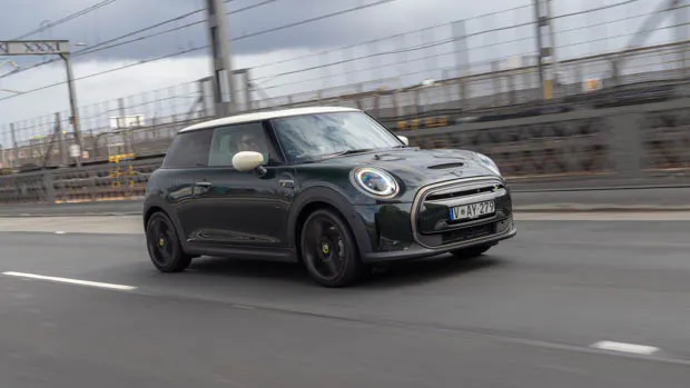 Mini Electric Resolute 2022 side driving shot