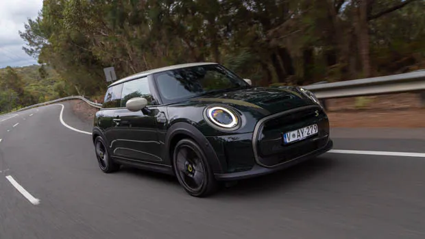 Mini Electric Resolute 2022 front 3/4 road