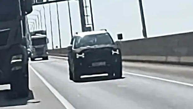 Hyundai Santa Fe 2023: bold H-pattern LED headlights revealed!