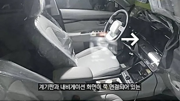 Hyundai Kona 2023: next-generation interior spotted in spy shots