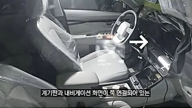 Hyundai Kona 2023: next-generation interior spotted in spy shots