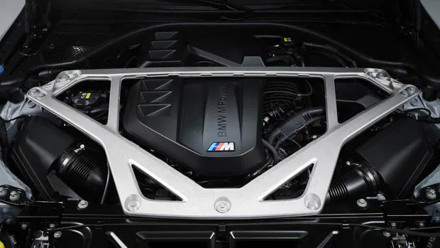 BMW M4 CSL engine bay 2023