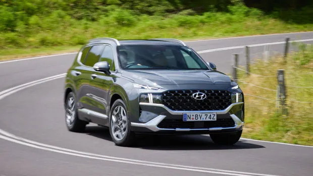 Hyundai Santa Fe Hybrid Highlander 2023 front corner
