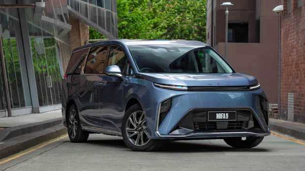 LDV Mifa 9 electric 2023 front 3/4