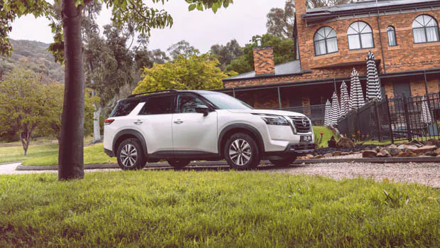 Nissan Pathfinder Ti 2023 front 3/4 hill