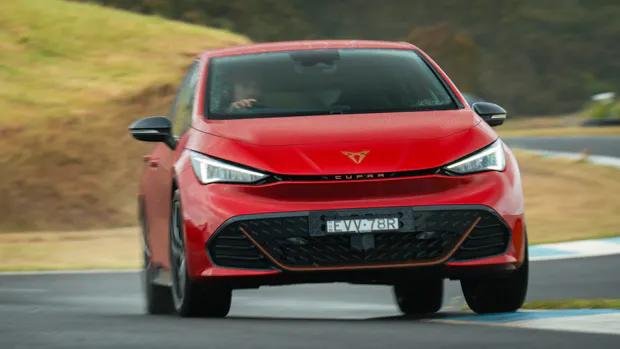 Cupra Born 2023 driving wet