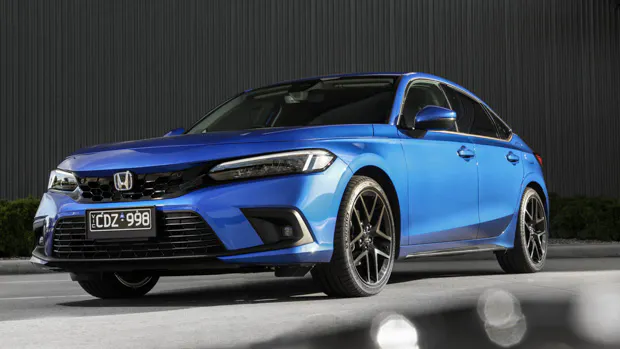 Honda Civic eHEV 2023 front 3/4