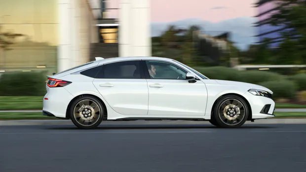 Honda Civic eHEV 2023 side