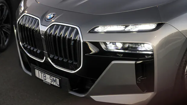 BMW i7 xDrive60 2023 front night