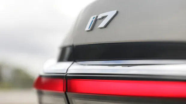BMW i7 xDrive60 2023 badge