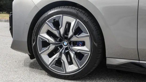 BMW i7 xDrive60 2023 wheel
