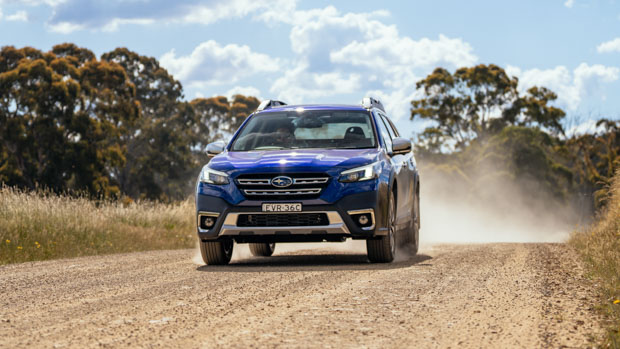 How to drive on a dirt road safely