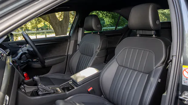 Skoda Superb 206TSI Sportline 2023 front seat