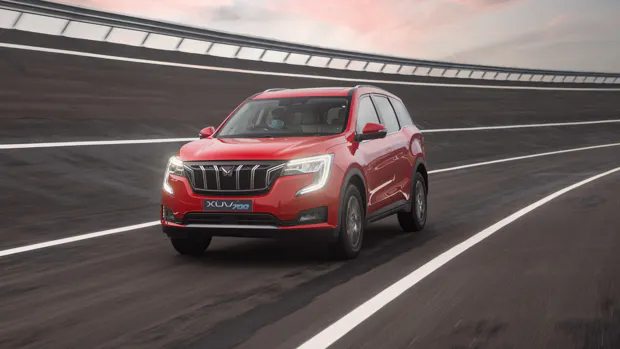 Mahindra XUV7OO 2023 driving
