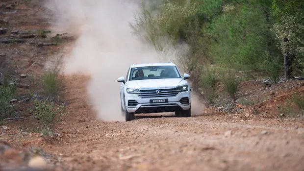 4WD Megatest Volkswagen Touareg 170TDI 2023 front climbing