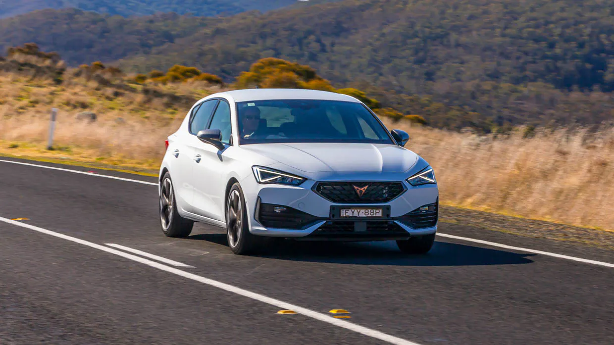 Cupra Leon V 2023 driving