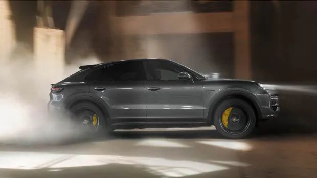 2024 Porsche Cayenne Turbo E-Hybrid driving shot side