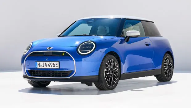 Mini Cooper Electric 2024 front three quarter blue