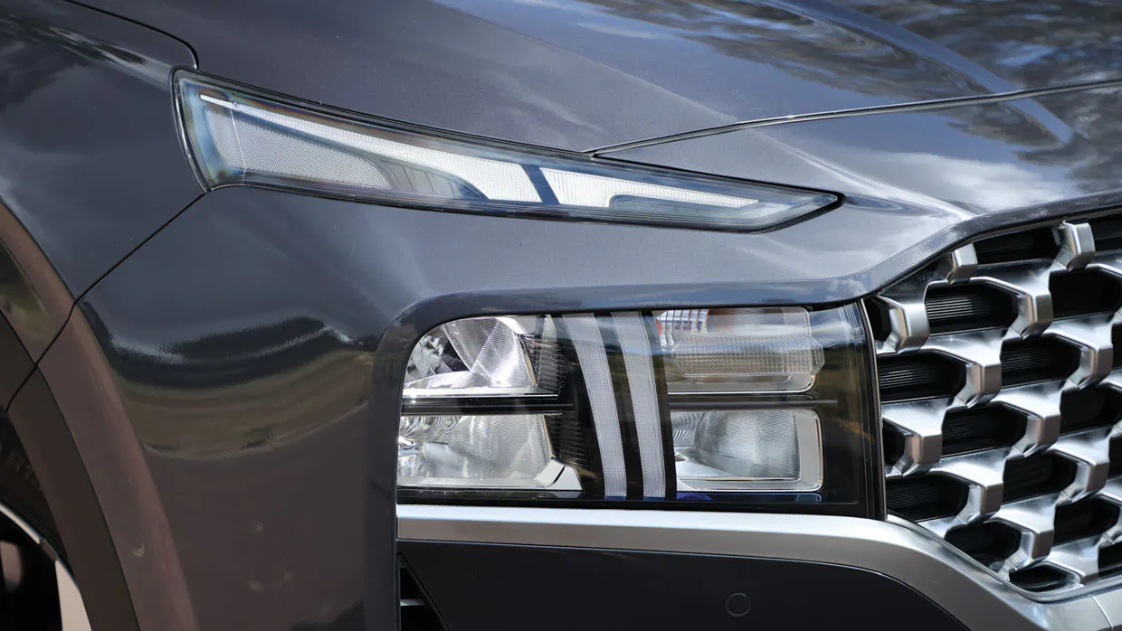 Hyundai Santa Fe Active 2.2D 2023 front 3/4 headlight