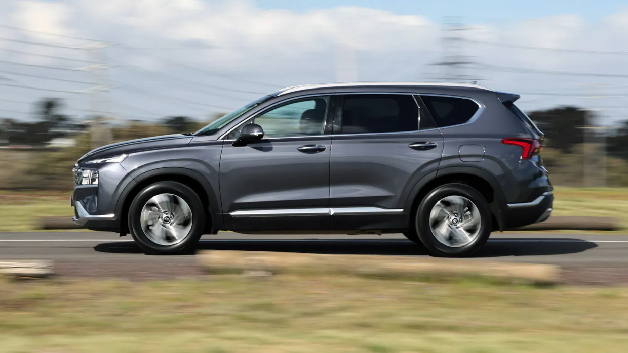 Hyundai Santa Fe Active 2.2D 2023 driving side