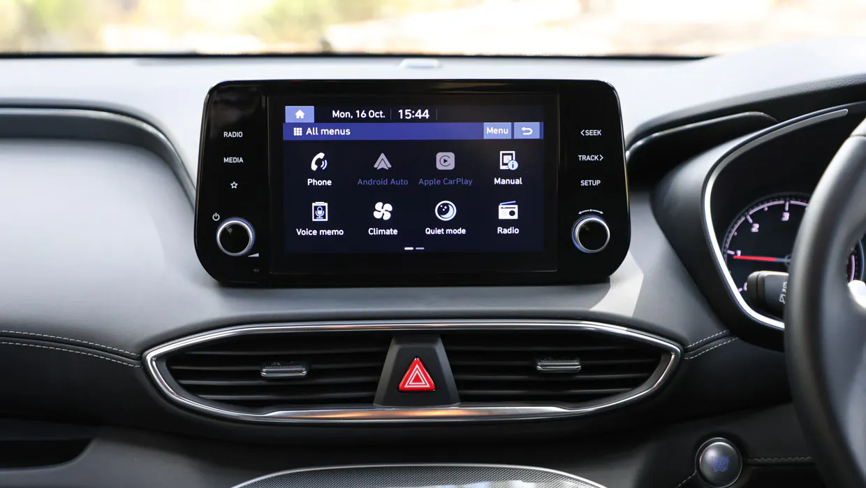 Hyundai Santa Fe Active 2.2D 2023 touchscreen