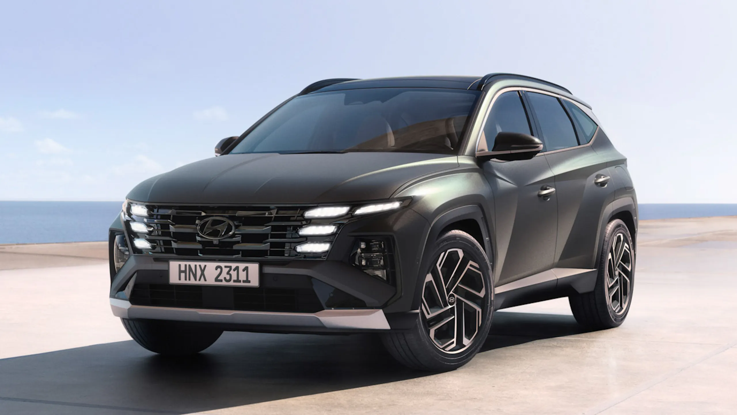 Hyundai Tucson 2024: facelifted model debuts updated design and new interior; hybrids coming