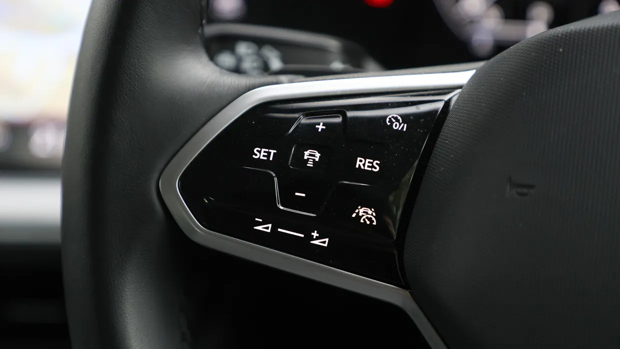 Volkswagen Touareg 170TDI 2024 steering wheel buttons