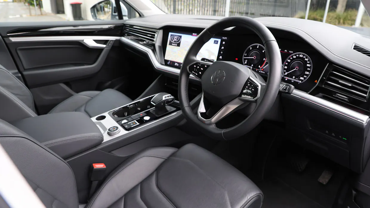 Volkswagen Touareg 170TDI 2024 front seats