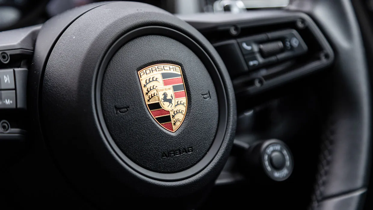 Porsche Macan T 2024 steering wheel