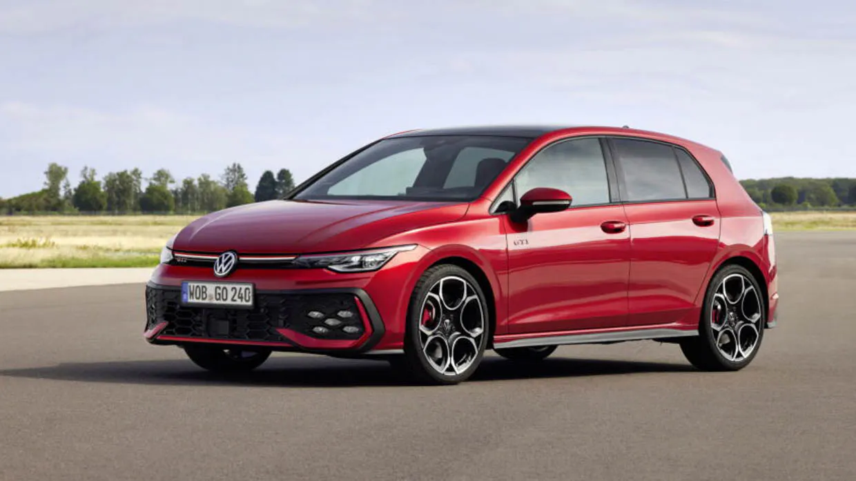 Volkswagen Golf 2025: last combustion update brings physical buttons, adds AI and more powerful GTI