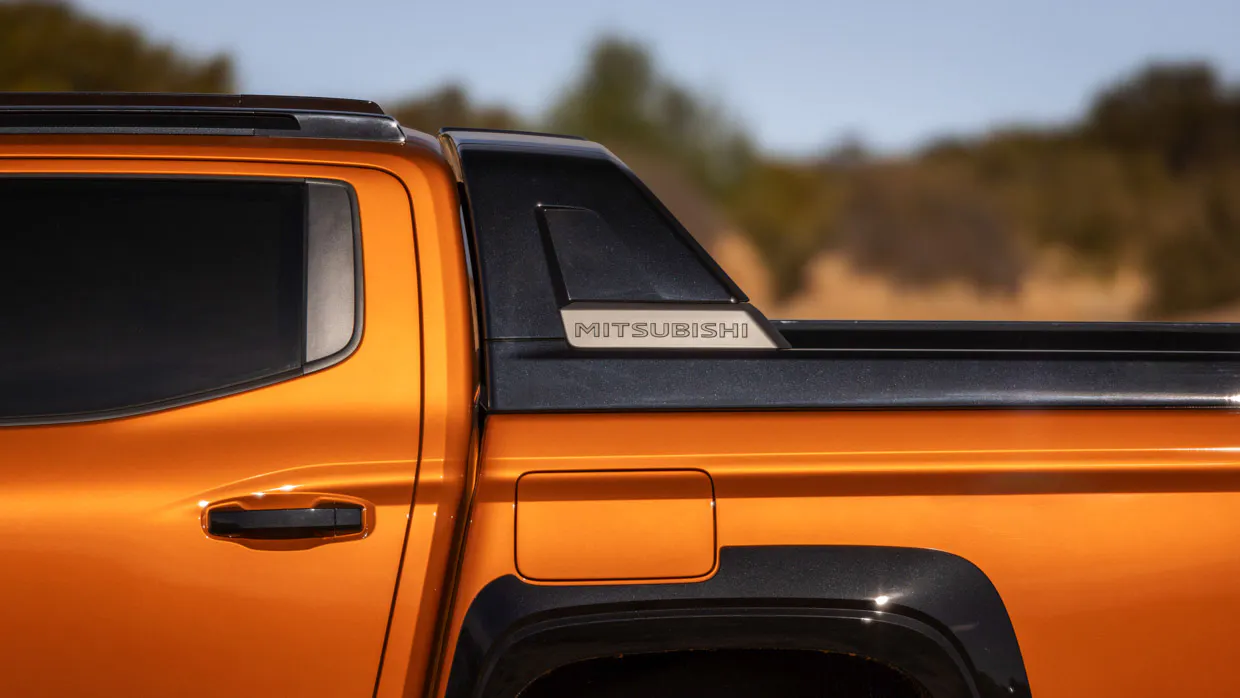 Mitsubishi Triton GSR 2024 side close