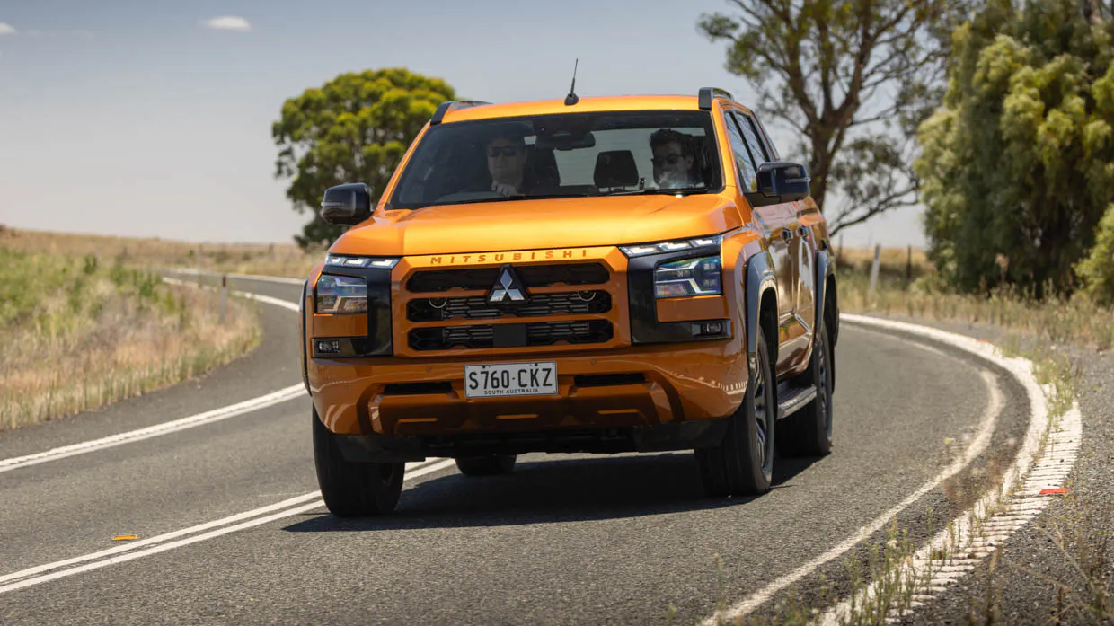 Mitsubishi Triton GSR 2024 driving front 4