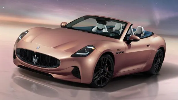 2024 Maserati GranCabrio Folgore front 3/4 image top down