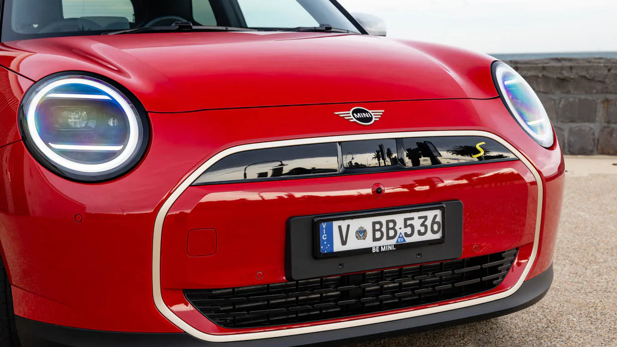 2024 Mini Cooper SE front end grille look