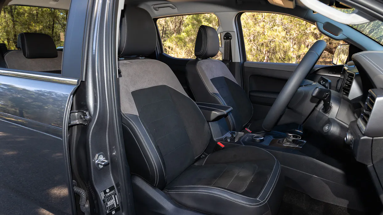 2024 Volkswagen Amarok Style TDI500 front seats wide
