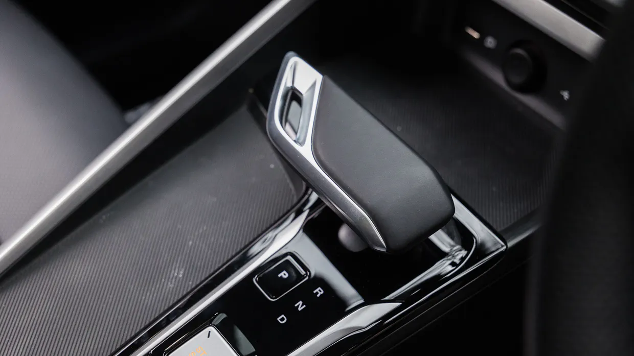 MG ZS Hybrid+ Essence 2025 interior shifter