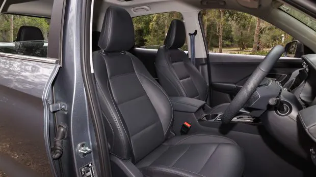 MG ZS Hybrid+ Essence 2025 front seats