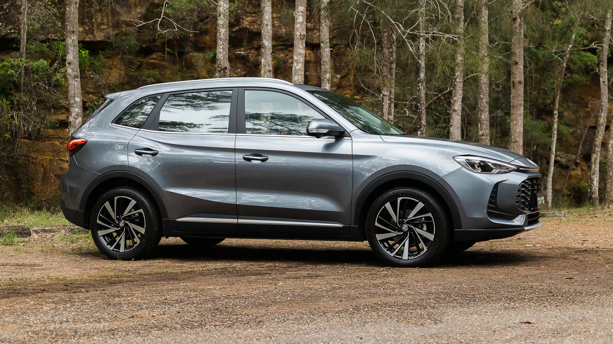 MG ZS Hybrid+ Essence 2025 front 3/3 2