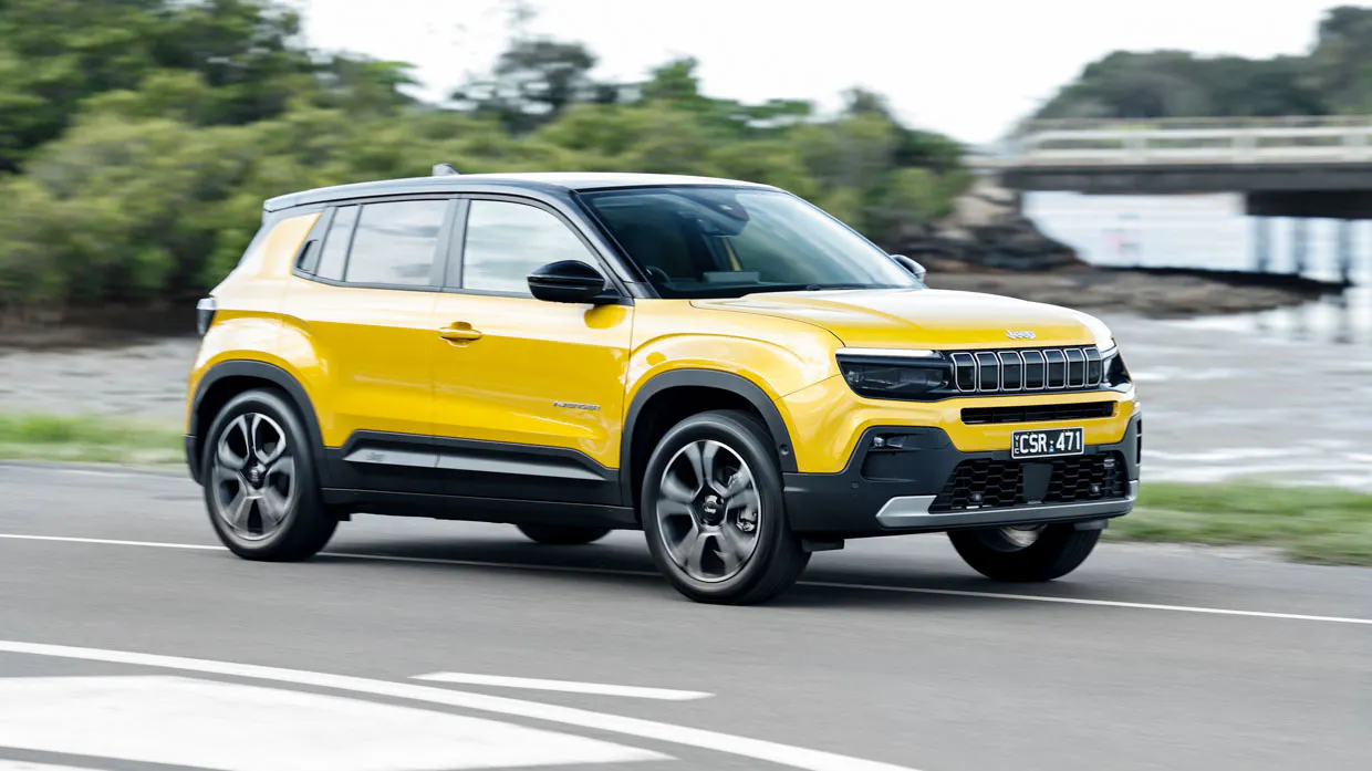 Jeep Avenger 2025 front 3/4 driving