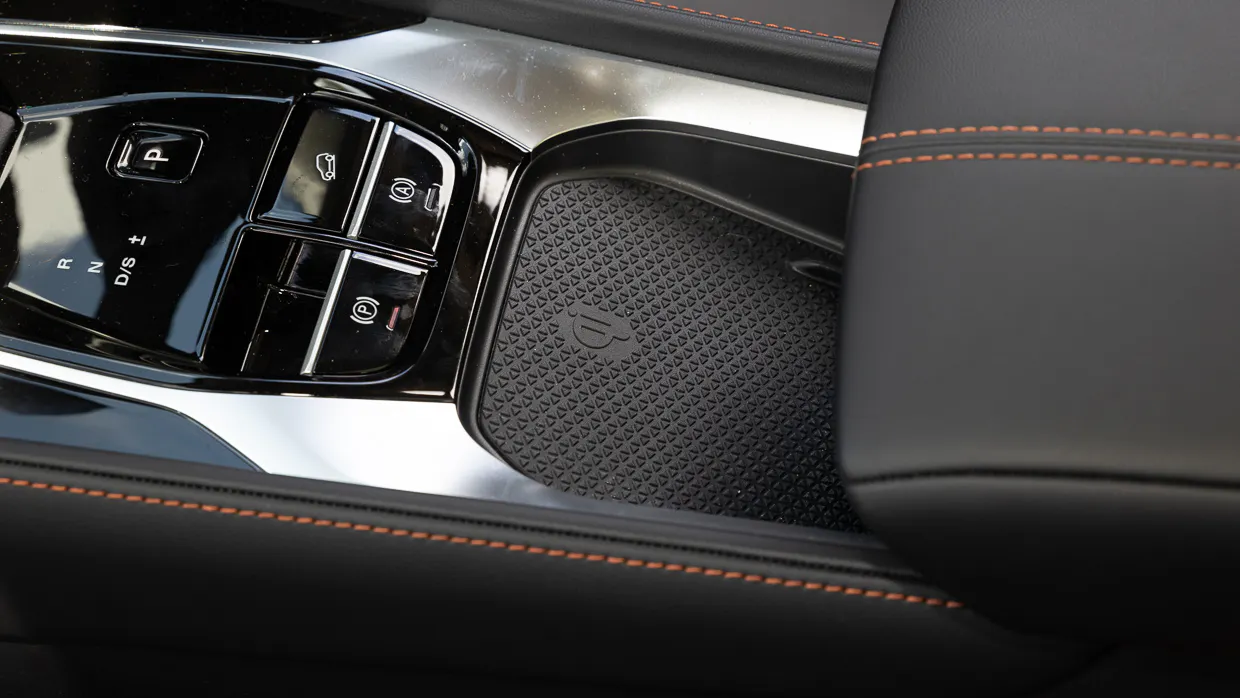MG HS Essence 2025 interior charger