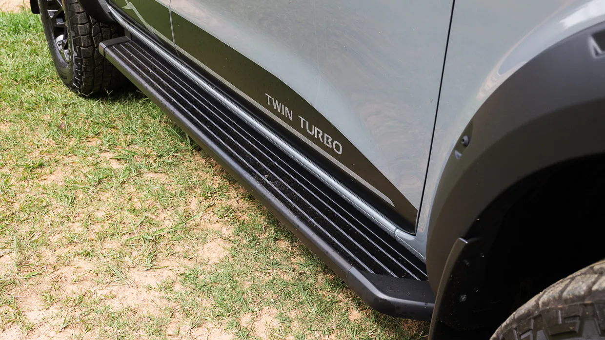 Nissan Navara Pro-4X Warrior 2025 side step