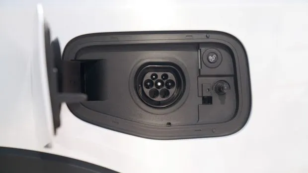Ford Ranger PHEV Wildtrak 2025 plug 2