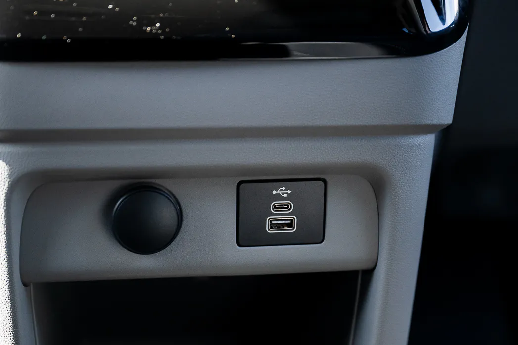 Ford Tourneo Active 2025 interior USB 2
